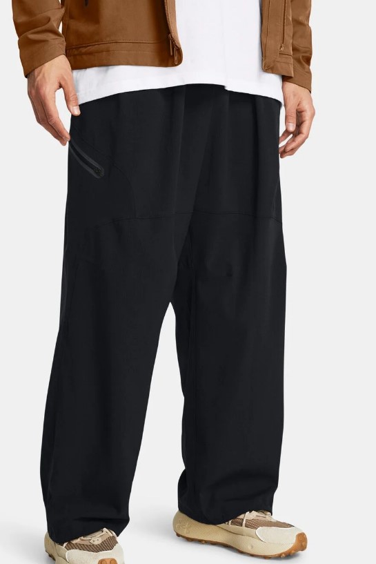 Under Armour Men's UA Unstoppable Vent Cargo Pants in black, with moisture-wicking and 4-way stretch. Ideal for men seeking lightweight and breathable cargo jogger pants or athletic cargo pants for men in Dubai.