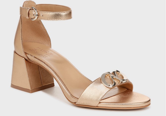 A perfect casual heeled sandal for flat feet in a beautiful trending gold color for flat feet.