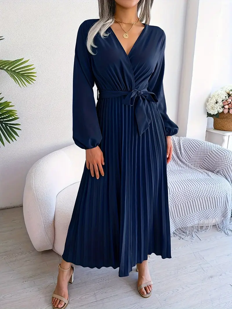  A stunning navy blue pleated dress, ideal for women attending the Dubai World Cup horse race.